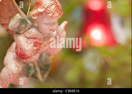 Weihnachtsschmuck im Weihnachtsbaum Stockfoto