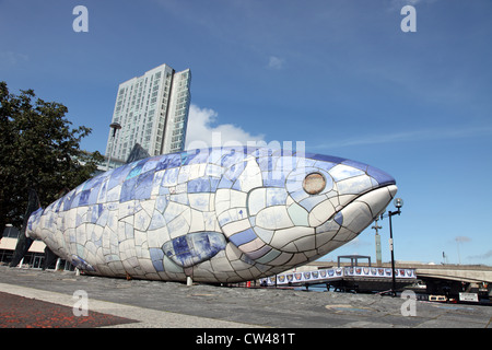 Die großen Fische, gedruckte keramische Skulptur von John Freundlichkeit, Laganside; Belfast, Nordirland. Großbritannien Stockfoto