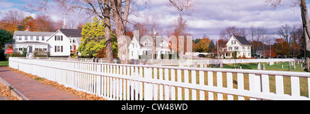 Weißer Zaun und Häuser in Wiscasset, Maine Stockfoto