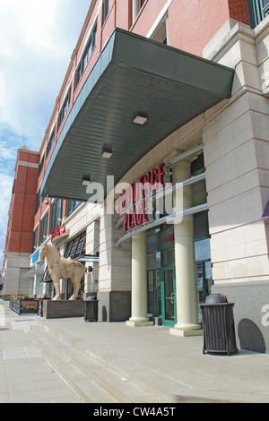 Vertikale Blick auf den Haupteingang in der Providence Place Shopping Mall in der Nähe von Capitol Hill in Rhode Island Stockfoto