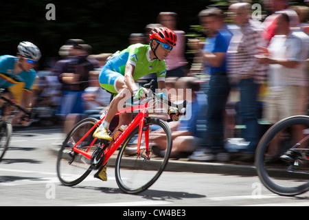 Janez Brajkovic Sloweniens rundet die Haarnadel auf der Box Hill-Schleife von den Männern Olympischen Straßenrennen in London 2012. Stockfoto