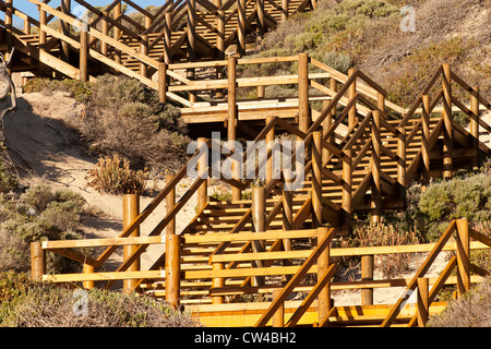 Holz Schritte auf den Sanddünen am Moses Rock Beach, Western Australia Stockfoto