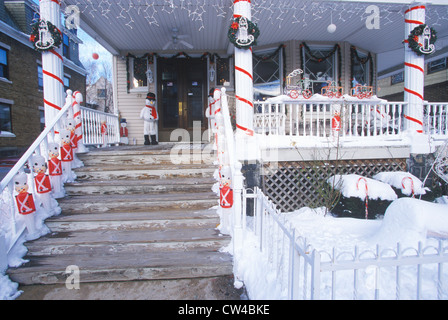 Weihnachts-Dekor auf Haus nach Winter Schneesturm in Weehawken, New Jersey Stockfoto