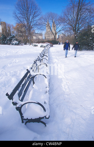 Parkbänke mit Schnee im Central Park in Manhattan, New York City, NY nach Winter Schneesturm Stockfoto