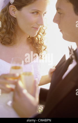 Nahaufnahme von einem Brautpaar einander betrachtend Stockfoto