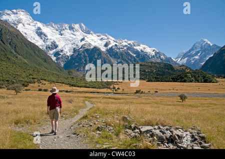 Auf der Kea Point-Strecke in der Nähe von Mt Cook Village auf der Suche nach Norden und Nordwesten zu den Gipfeln des Mt Sefton, der Hocker und Mt. Cook Stockfoto