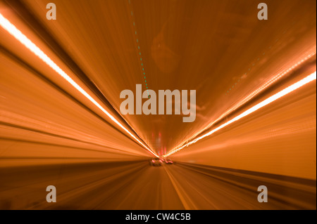 Gestreift leuchtet während der Fahrt durch den Lincoln Tunnel in New York City, New Jersey Stockfoto