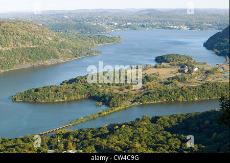 Herbstliche Ansicht mit Blick auf Hudson Valley und den Fluss im Bear Mountain State Park, New York Stockfoto