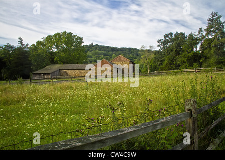 Alte Scheune und Feld Stockfoto