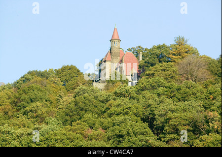 Schloss im Herbst entlang der malerischen Route 9, Hudson Valley, nördlich von New York City Stockfoto