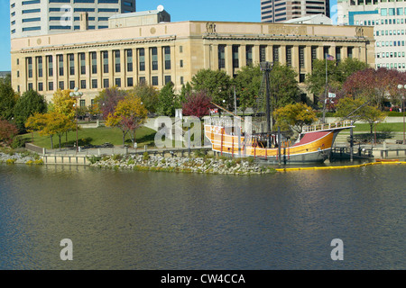 Nachbau des Kolumbus Schiff Aufkirchen am Scioto River, Columbus Ohio Skyline im Herbst Stockfoto