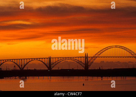 Sonnenuntergang über Bridge in Newport, OR, USA Stockfoto