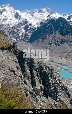 Blick hinunter auf den Wasserkocher Loch Seen des Mueller Gletschers vom steilen Rand des südlichen Seitenmoräne Stockfoto