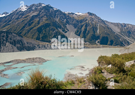 Wasserkocher Loch Gletscherseen am östlichen Ende des Gletschers Mueller, Mt Cook NP, mit Mt Wakefield darüber hinaus. Stockfoto