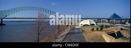 Panorama des Mississippi mit Brücke und die Pyramide Sportarena in der Skyline, Memphis, TN Stockfoto