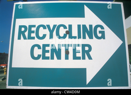 Ein großes blau-weißen Schild zeigt eine Rechtskurve für das recycling-center Stockfoto