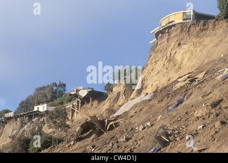 Ein Haus in Pacific Palisades, Los Angeles Erdbeben beschädigt 17. Januar 1994 überragt Teil seiner eigenen Dach und Schmutz auf Stockfoto