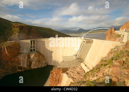 Theodore Roosevelt Dam auf Apache See, westlich von Phoenix AZ in den Bergen der Sierra Ancha Stockfoto