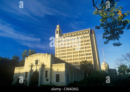 Die Alamo mit Emily Morgan Hotel im Hintergrund, San Antonio, TX Stockfoto