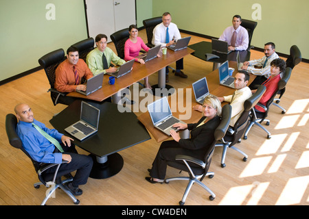 Vogelperspektive Blick auf eine Gruppe von Führungskräften der Wirtschaft in einer Konferenz Stockfoto