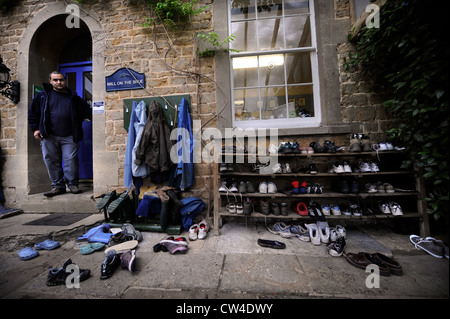 Schuhe vor einem Schlafsaal während ein Sommercamp in der englischen Landschaft UK Stockfoto