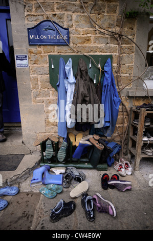 Schuhe vor einem Schlafsaal während ein Sommercamp in der englischen Landschaft UK Stockfoto