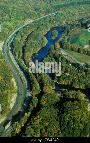 Luftaufnahme der Wald in der Nähe von Stowe, VT mit Fluss an der malerischen Route 100 im Herbst Stockfoto