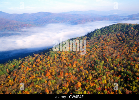 Luftaufnahme der Morgennebel über Berge in der Nähe von Stowe, VT im Herbst entlang der malerischen Route 100 Stockfoto