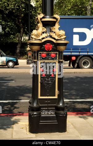 Detail aus einem dekorative Lampe Beitrag, bekannt als "Delphin Lampe standard", auf die Victoria Embankment in London, England. Die Fische sind eher wie Stör Stockfoto