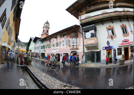 Nasse und feuchte Straße nach einem Regenschauer in Mittenwald, Deutschland. Stockfoto