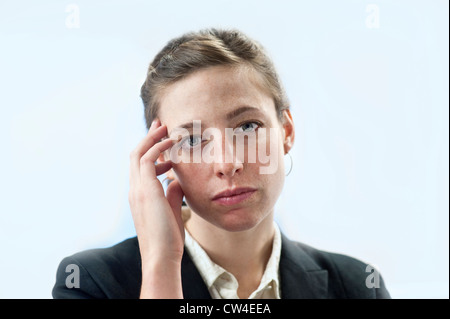 Junge betroffene Geschäftsfrau in nachdenkliche Stimmung. Stockfoto
