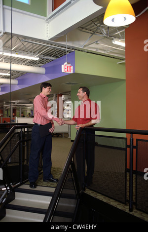 Zwei Geschäftsleute Händeschütteln Stockfoto