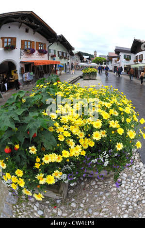 Nasse und feuchte Straße nach einem Regenschauer in Mittenwald, Deutschland. Stockfoto