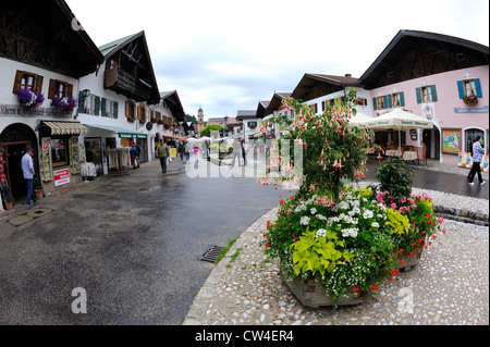 Nasse und feuchte Straße nach einem Regenschauer in Mittenwald, Deutschland. Stockfoto