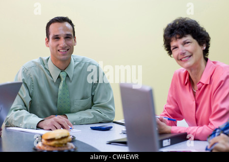 Porträt eines Geschäftsmannes und eine Geschäftsfrau in einer Besprechung Stockfoto