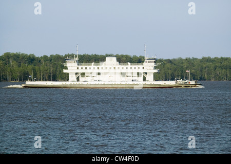 Fähre mit PKW über James Fluß von Jamestown, Virginia nach Schottland Virginia Stockfoto