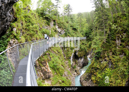 Stahl Gehweg und Zaun läuft über die Leutaschklamm-Schlucht in den Fels gehauenen über viele Jahre in der Nähe von Mittenwald in Deutschland. Stockfoto