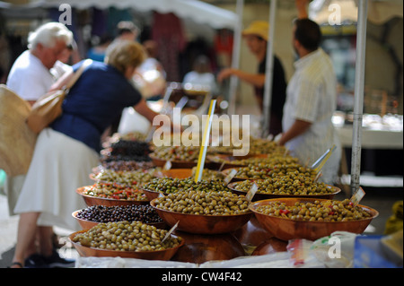 Oliven zum Verkauf auf dem Markt in dem kleinen Dorf Cazals im Lot und Dordogne Region von Frankreich Südwesteuropa Stockfoto