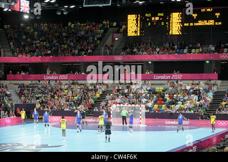 HANDBALL IN DER KUPFER-BOX ARENA WÄHREND DER OLYMPISCHEN SPIELE 2012 IN LONDON Stockfoto