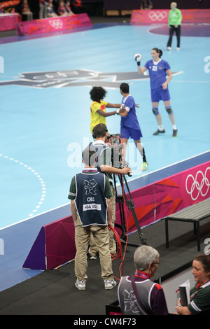 HANDBALL IN DER KUPFER-BOX ARENA WÄHREND DER OLYMPISCHEN SPIELE 2012 IN LONDON Stockfoto