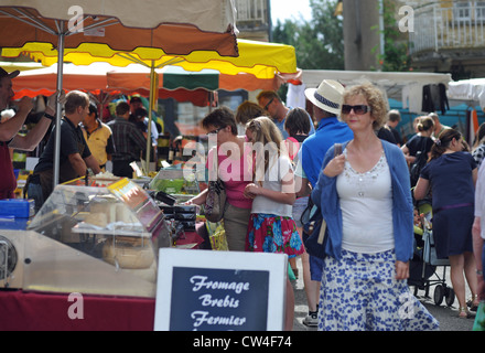 Ein Spaziergang durch den Markt im Dorf Cazals in der Menge Region von Frankreich Südwesteuropa Stockfoto