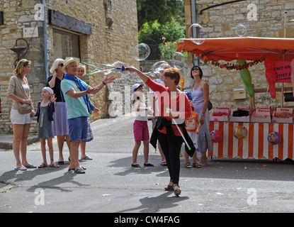 Blase-Dame auf dem Markt in dem Dorf Cazals in der Menge Region von Frankreich Südwesteuropa Stockfoto