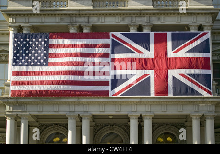 Amerikanische Flagge flach neben britischen Union Jack Flagge auf Dwight D. Eisenhower Executive Office Building neben weiß montiert Stockfoto