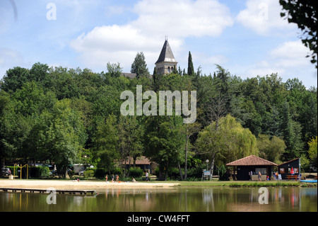 Neben dem See im Dorf Cazals in der Menge Region von Frankreich Südwesteuropa Stockfoto