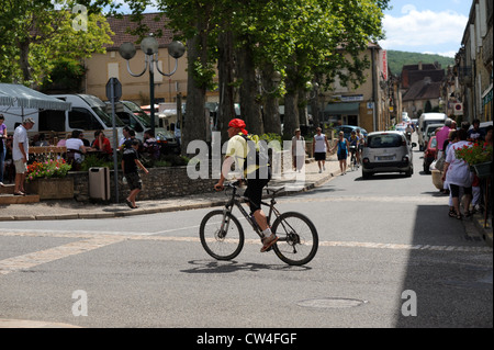 Radtouren durch das Dorf Cazals in der Menge Region von Frankreich Südwesteuropa Stockfoto