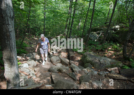 Conway, New Hampshire - Susan Newell, 62, Wanderungen auf dem Boulder-Rundweg in White Mountain National Forest. Stockfoto