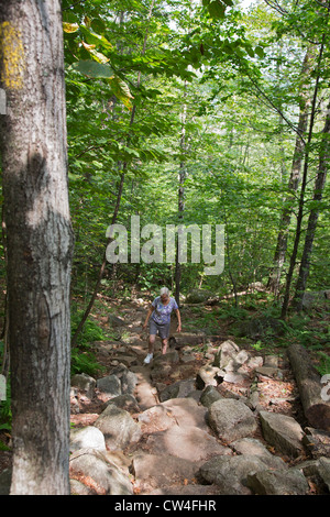 Conway, New Hampshire - Susan Newell, 63, Wanderungen auf dem Boulder-Rundweg in White Mountain National Forest. Stockfoto