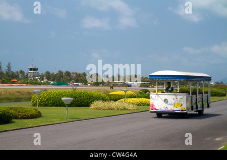 Shuttle-Fahrzeug im Ko Samui International Airport in der Nähe von Chaweng auf der Insel Ko Samui, Thailand. Stockfoto