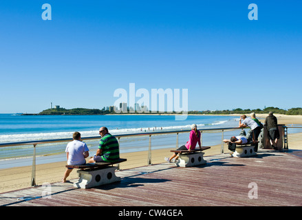 Menschen entspannend auf dem Mooloolaba boardwalk Stockfoto