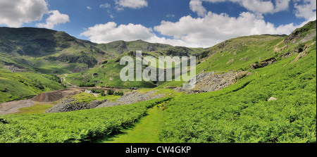 Panoramablick auf Kupferbergwerke Tal in der Nähe von Coniston im Sommer im englischen Lake District Stockfoto